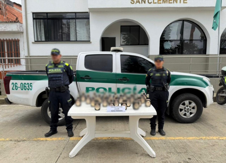 Las botellas quedaron en manos de autoridades sanitarias, que se encargarán de su análisis y posible destrucción.