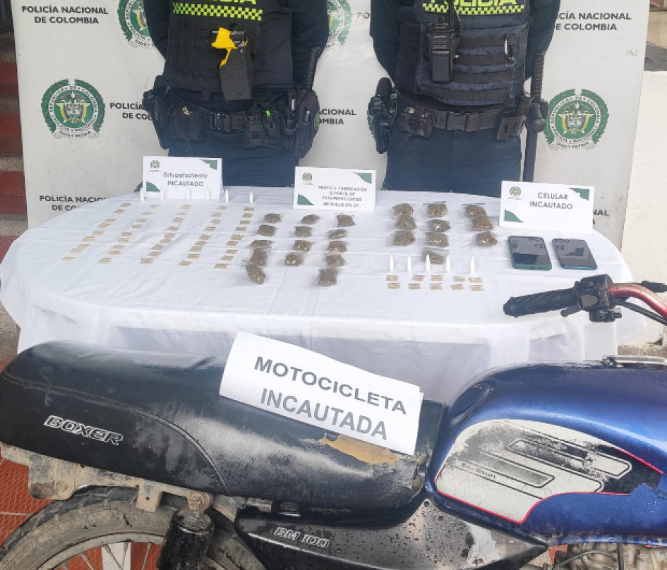 El reporte indica que les encontraron 24 bolsas con marihuana, 11 tubos con cocaína, 55 bolsas con bazuco y dos celulares.