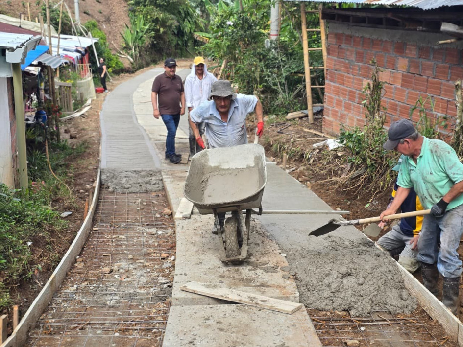  La unión entre la comunidad, el Gobierno de Marquetalia y el Comité de Cafeteros para construir placas huella es un logro que destaca el alcalde Edwin Jesús Sánchez. Este 2025 lograron casi 3 kilómetros, y la meta para este año es de 4 km, con una inversión de $220 millones por kilómetro. En la foto los trabajos en la vereda San Roque.