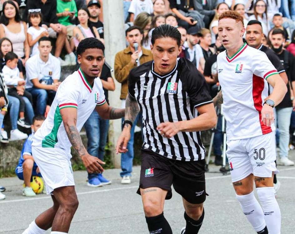 Jefry Zapata (c) luce la nueva camiseta alternativa del Once Caldas. Es rayada en la parte delantera. El equipo la presentó en la cancha del barrio La Cumbre.
