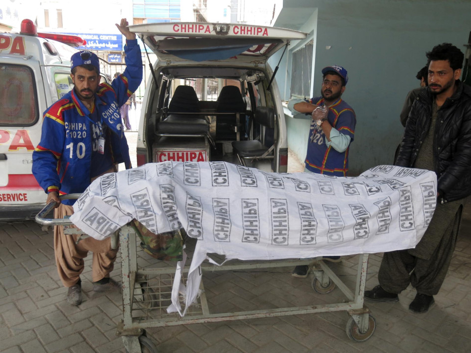 Personas transportan el cuerpo de una víctima asesinada en un ataque a tiros a un hospital en Quetta, provincia de Baluchistán, Pakistán, este 31 de enero del 2026.