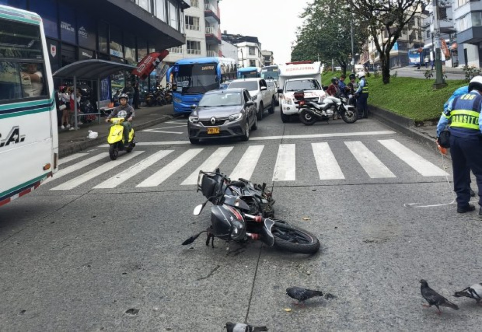 GER la atendió con trauma en cabeza, en el rostro, en rodilla, antebrazo derecho, con edema y excoriaciones.