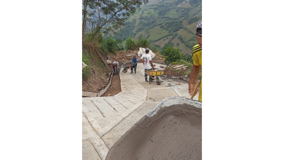  En vereda de Aguadas construyeron 80 metros de placas huella.