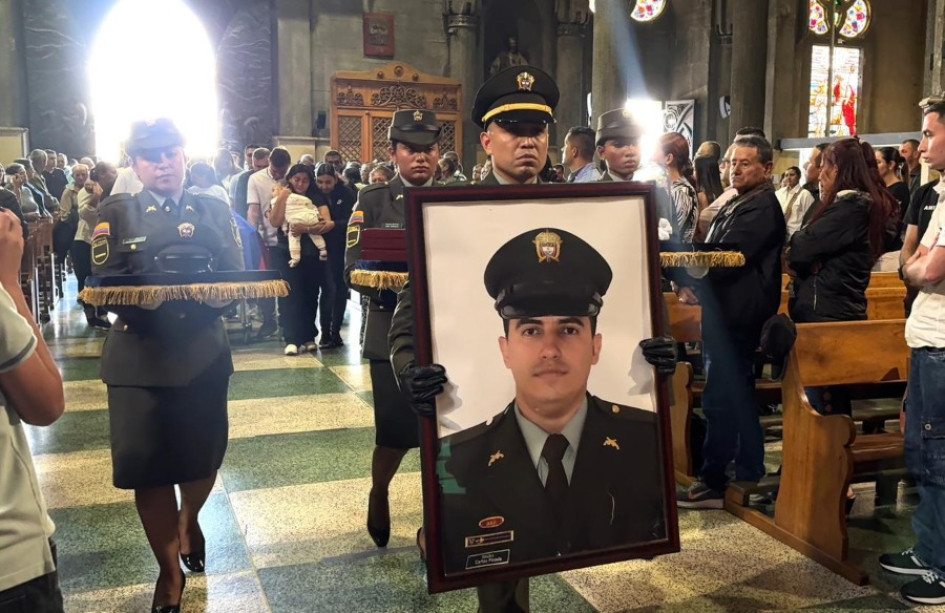 Carlos Andrés Pineda Castro llevaba 15 años en la Policía y laboraba en Cali. Este miércoles (28 de enero) realizaron las exequias en la Catedral de Manizales.