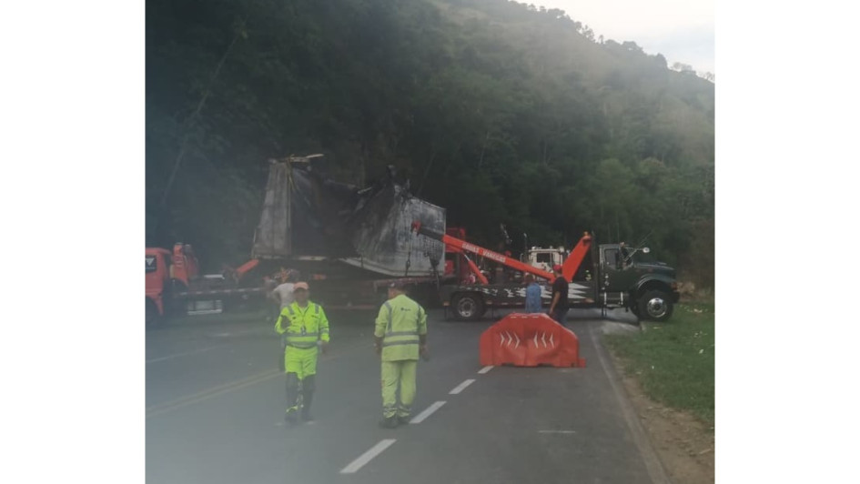 Labores de retiro del vehículo que se accidentó en la madrugada de este sábado en la vía Manizales - Medellín.