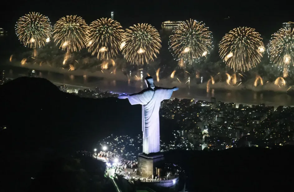 El monumento del Cristo Redentor y fuegos artificiales sobre la playa de Copacabana, en Río de Janeiro (Brasil).
