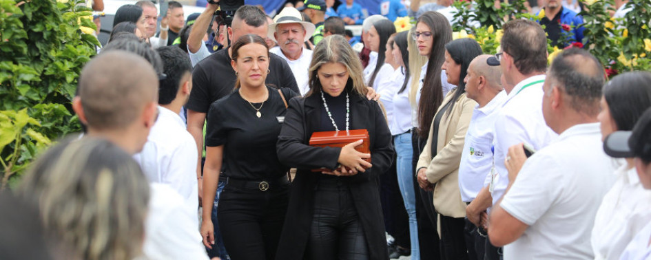 Sonia Restrepo transita por la calle de honor que hizo la comunidad portando en sus manos las cenizas de su esposo, Yeison Jiménez, artista de música popular fallecido el pasado 10 de enero en un accidente aéreo. En la imagen la acompaña Lina Jiménez, hermana del cantante.