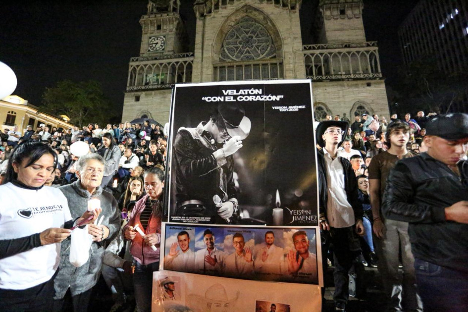 Los manizaleños acudieron a la cita en la Plaza de Bolívar para darle el último adiós a Yeison Jiménez. 