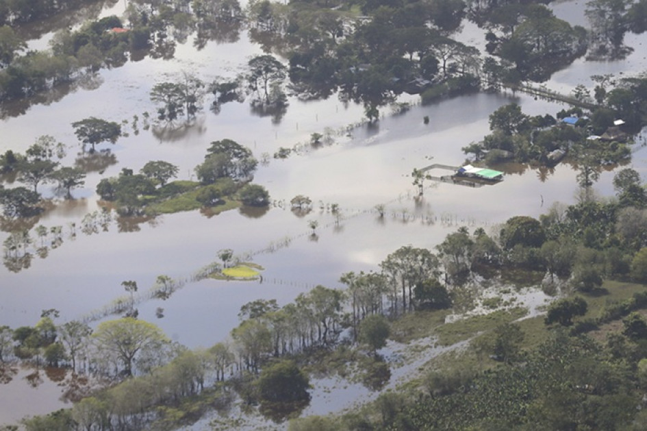 Foto | EFE | LA PATRIA  Cientos de familias permanecen entre el agua por las inundaciones en el noroeste de Colombia, el departamento más afectado es Córdoba.