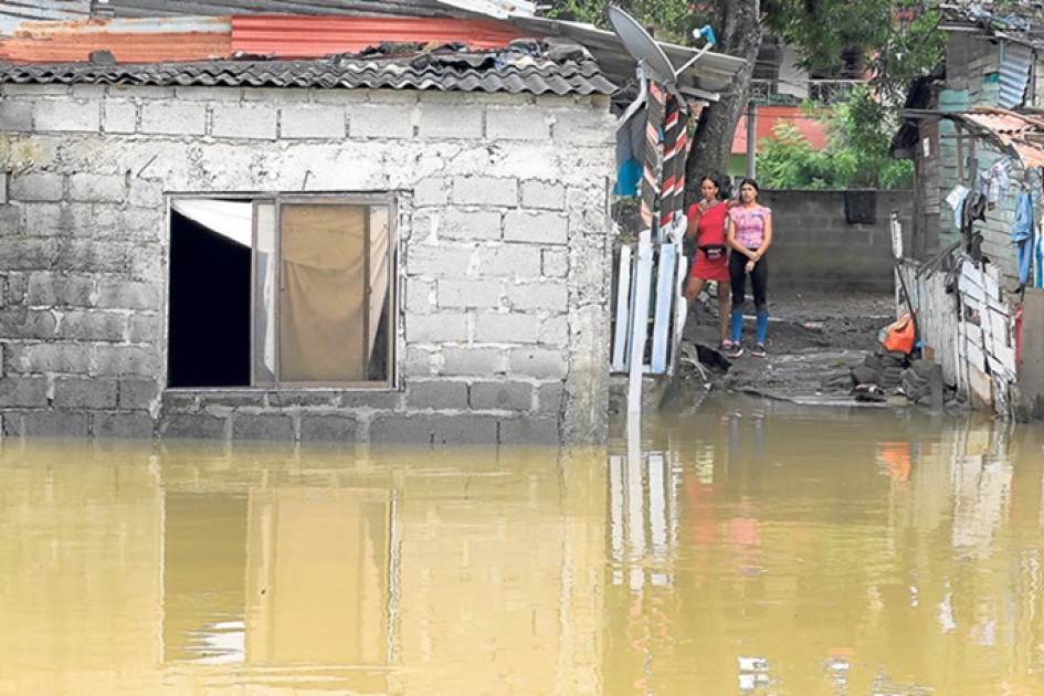 Zona afectada por inundaciones en el barrio Zarabanda, en Montería (Colombia). “Esto se demora”, dicen resignados los habitantes de los barrios bajos de Montería, capital de Córdoba.