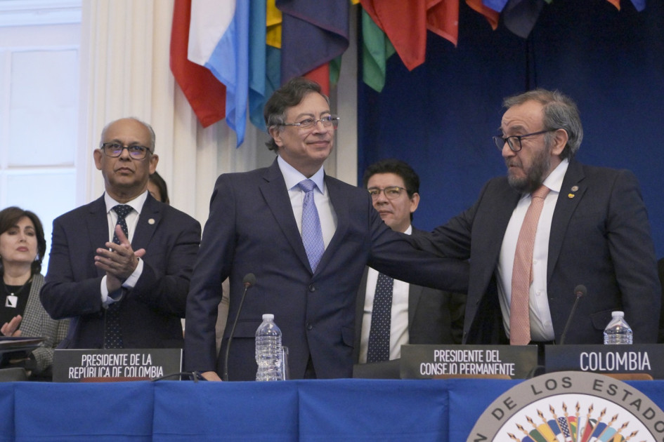 El presidente de Colombia, Gustavo Petro, saluda al secretario general de la Organización de los Estados Americanos (OEA), Albert Ramdin, y al representante permanente de su país, Luis Vargas, durante una reunión protocolar del Consejo Permanente en Washington (EE.UU.).