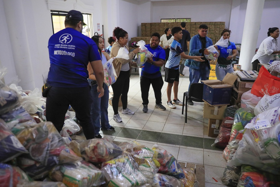 El centro de acopio recibe donaciones de alimentos no perecederos, ropa, mantas y kits de higiene personal que son clasificados, inventariados y despachados hacia los municipios más afectados.