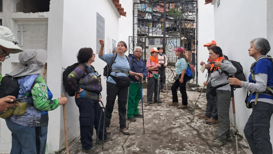 El grupo proveniente de tierras antioqueñas recorrió el cementerio de Aranzazu. 