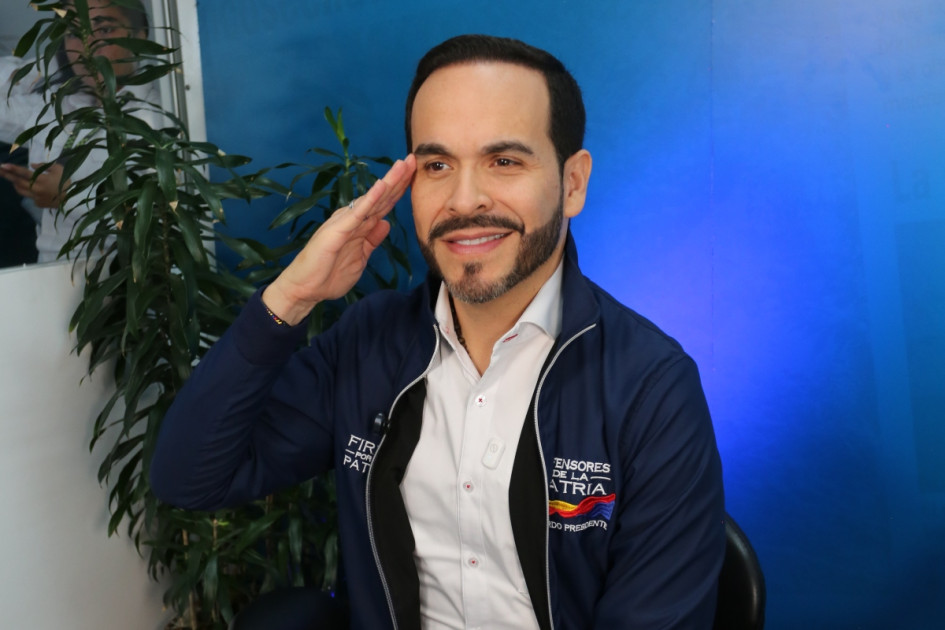 Entrevista con el precandidato presidencial Abelardo de la Espriella. Promete quitar peajes en Caldas y construir Aerocafé. Además, responde a cuestionamientos.