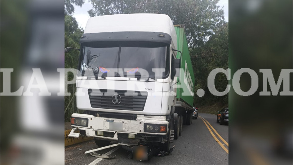 Pese a lo aparatoso del accidente, el motociclista se salvó de caer bajo el vehículo y no sufrió lesiones.
