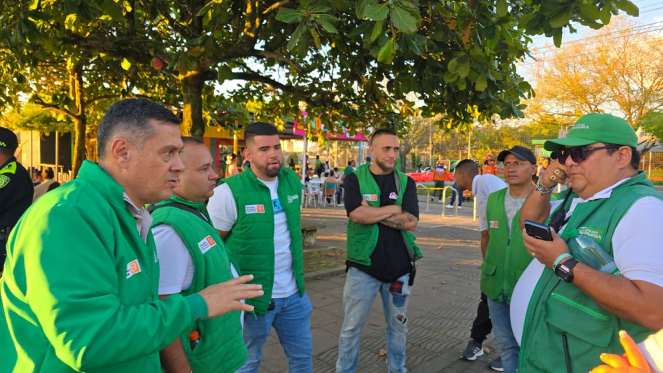 Alcaldía de Armenia advierte sobre personas que ofrecen falsos contratos por WhatsApp y piden dinero. Autoridades llaman a denunciar y no entregar información.