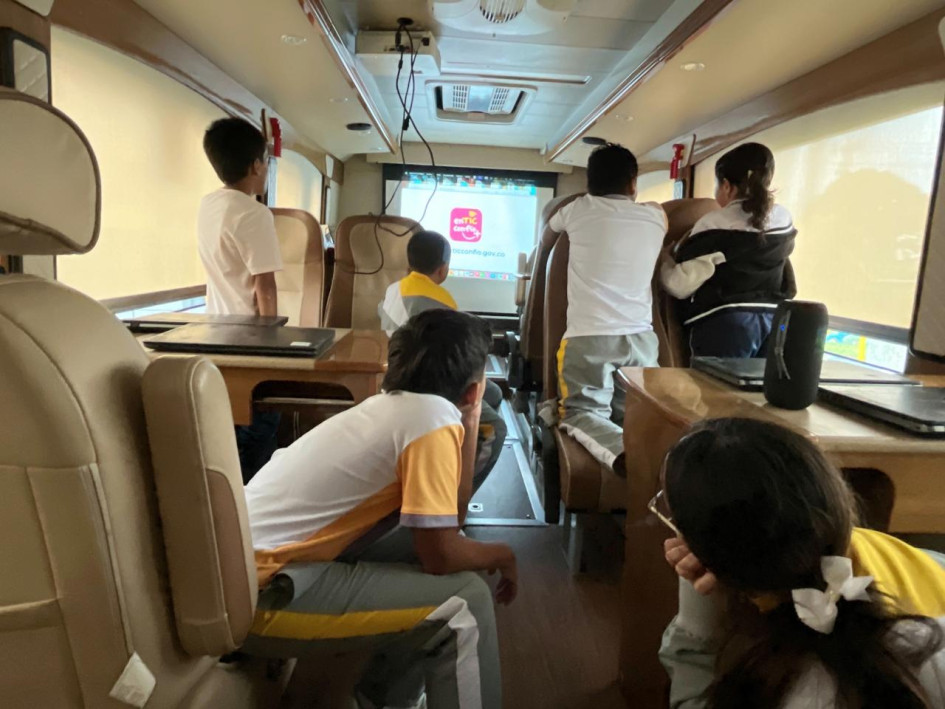 Estudiantes del colegio Rafael Pombo participaron en jornadas de alfabetización digital y prevención de riesgos en internet.