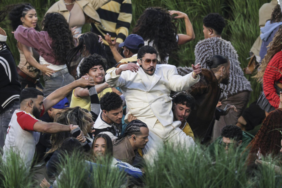 Bad Bunny transformó su actuación del Super Bowl en una oda al orgullo latino. Tuvo sorpresas en su presentación y causó sensación en millones de espectadores, tanto en el estadio como a través de la transmisión.
