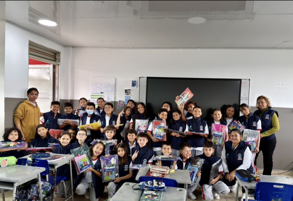 Estudiantes de diferentes instituciones educativas del Quindío recibieron kits escolares y chalecos dentro de la estrategia Clubes Defensores del Agua.