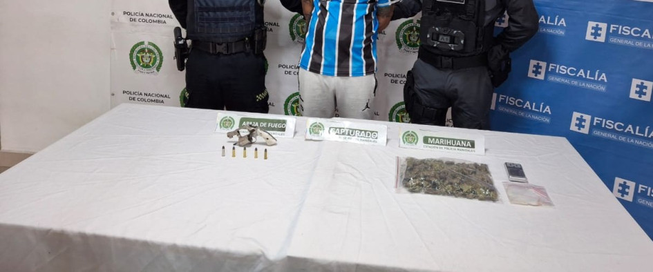 Le encontraron este jueves 456,9 gramos de marihuana, una gramera, material de empaque, un revólver apto para disparar y 5 cartuchos calibre 22.