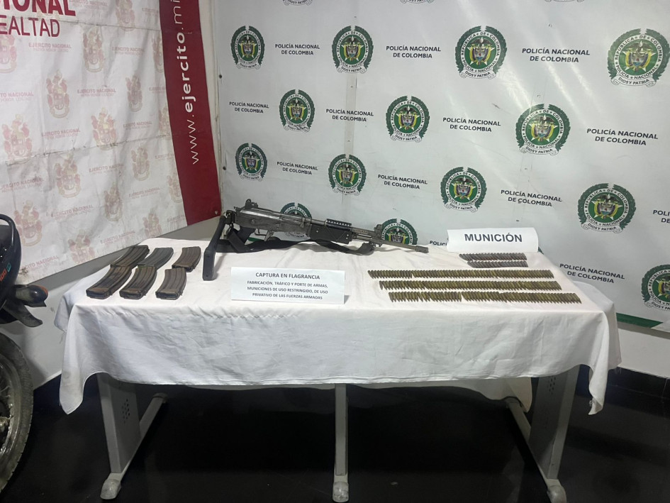 En el procedimiento incautaron un fusil Galil calibre 5.56, seis proveedores, 286 cartuchos calibre 5.56, 40 cartuchos calibre 7.62 y el vehículo en el que se desplazaba.