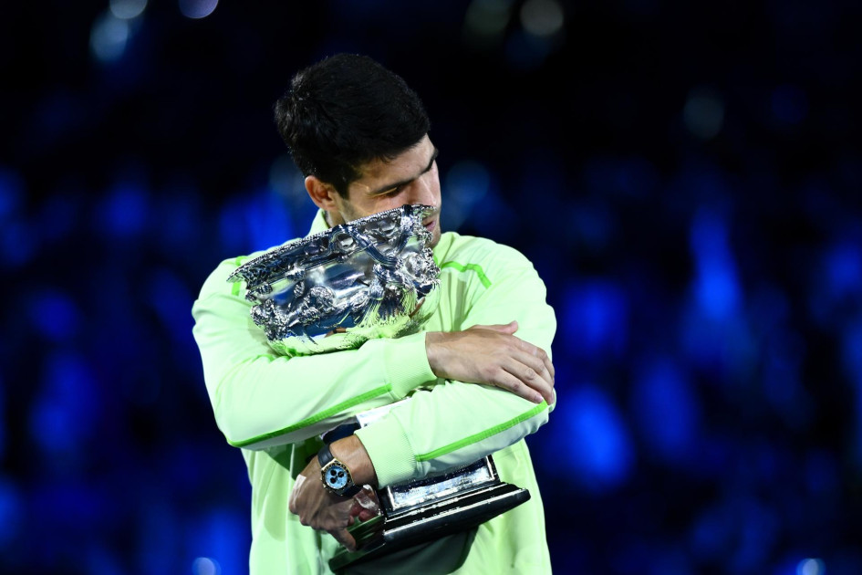 El español Carlos Alcaraz logró el título del Abierto de Australia este domingo tras vencer en la final al serbio Novak Djokovic y se convirtió, con 22 años y 272 días, en el primero en lograr los cuatro títulos del Grand Slam.
