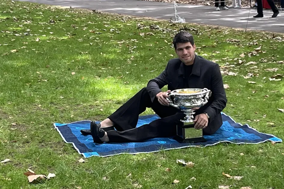 El tenista español Carlos Alcaraz posa con el trofeo del Abierto de Australia en Melbourne (Australia).