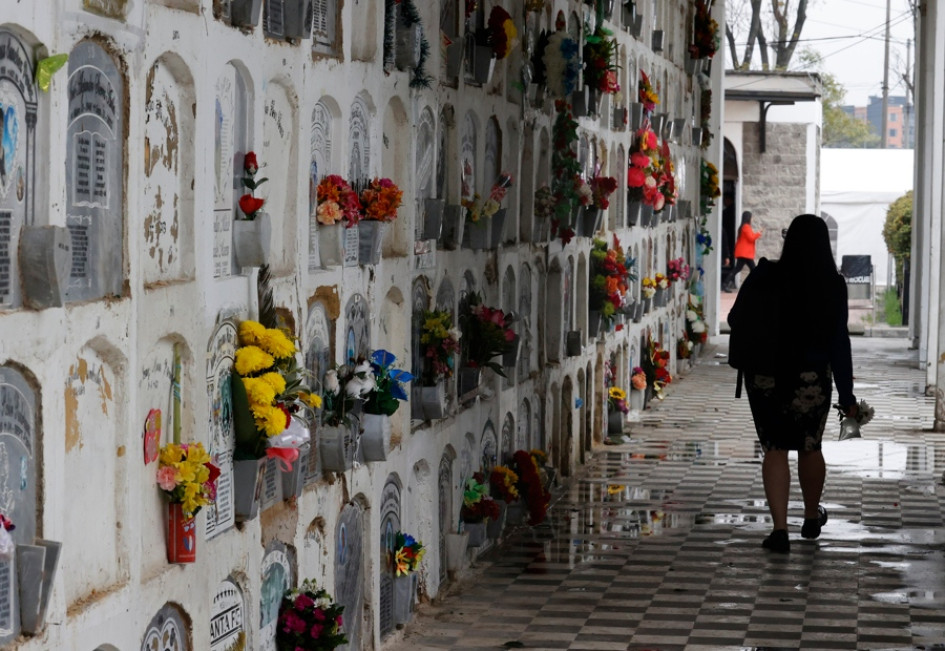 Una persona camina en el Cementerio del Sur de Bogotá.