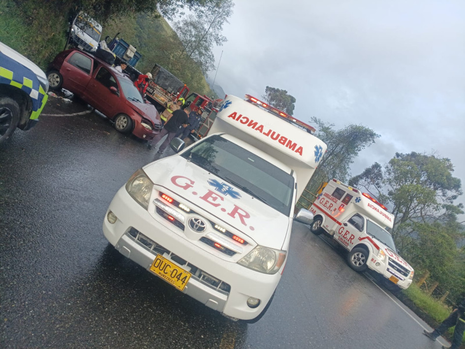 Cuatro personas resultaron lesionadas en el choque entre un carro y un tractocamión en la vía Manizales - Bogotá, en la tarde de este lunes. 