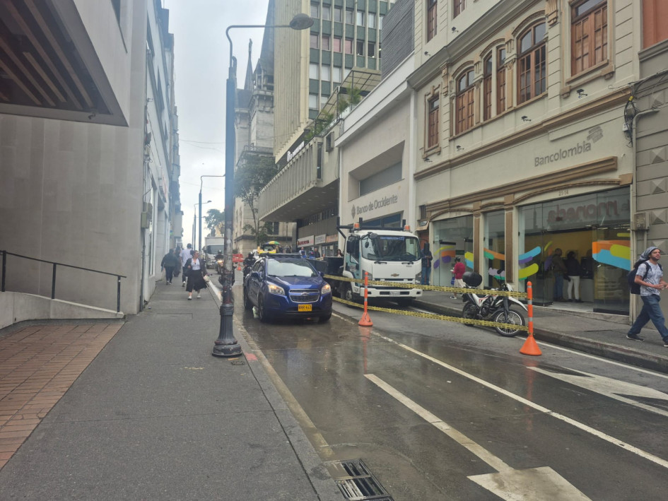 Hay paso a un carril por una calle del Centro de Manizales en la que hubo filtración de agua. Aguas de Manizales trabaja en los arreglos. Tome vías alternas.