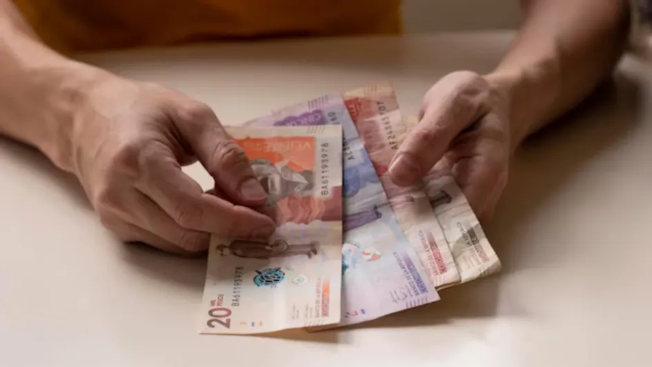 La suspensión provisional del decreto que aumentó en un 23,7 % el salario mínimo de este año avivó el debate entre el Gobierno, sindicatos y gremios.