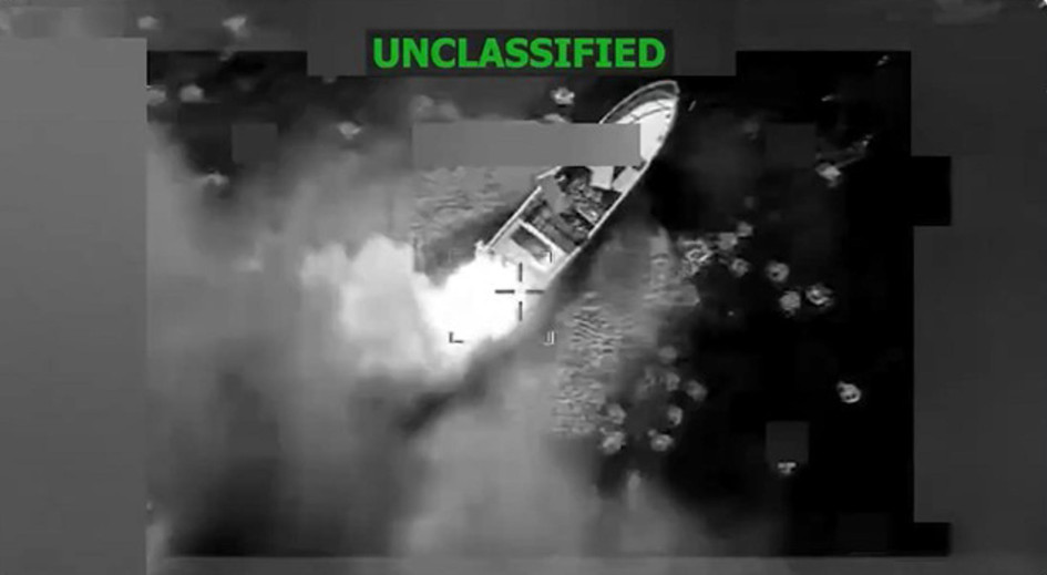 Imagen difundida en la cuenta en X @Southcom del Comando Sur de las fuerzas armadas estadounidenses de un supuesto bote del narcotráfico atacado por la Fuerza de Tarea Conjunta del Comando Sur este lunes, en el Pacífico.