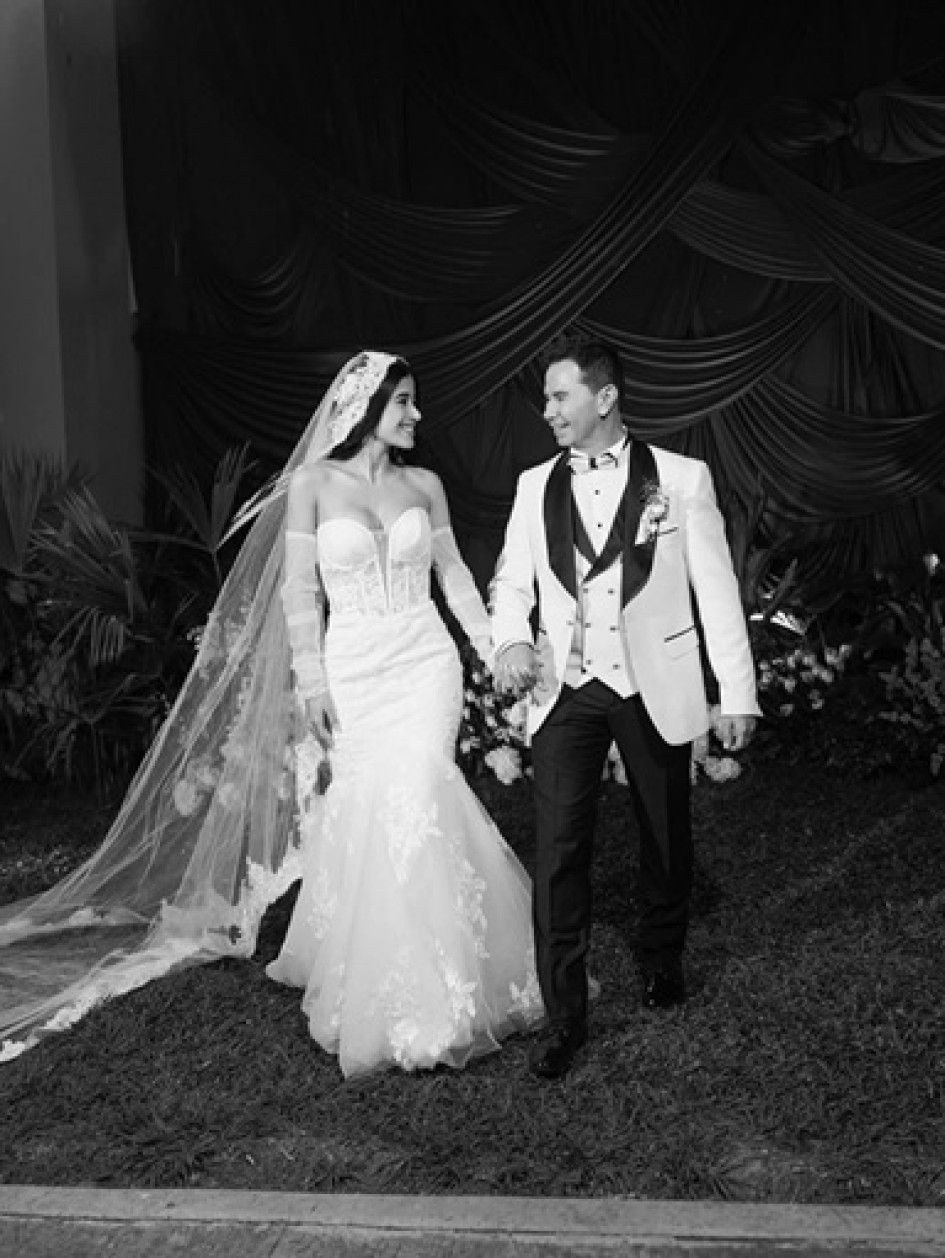 Amigos de Jhonny Rivera molestaron al artista en su matrimonio, al recordarle que, en una de sus canciones, decía que se casaría cuando cumpliera 80.