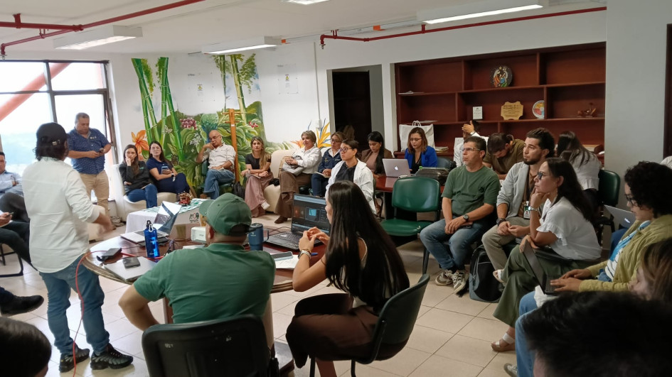 Representantes de entidades nacionales, departamentales y comunidad participaron en una mesa de diálogo sobre el predio La Querendona, en Circasia.