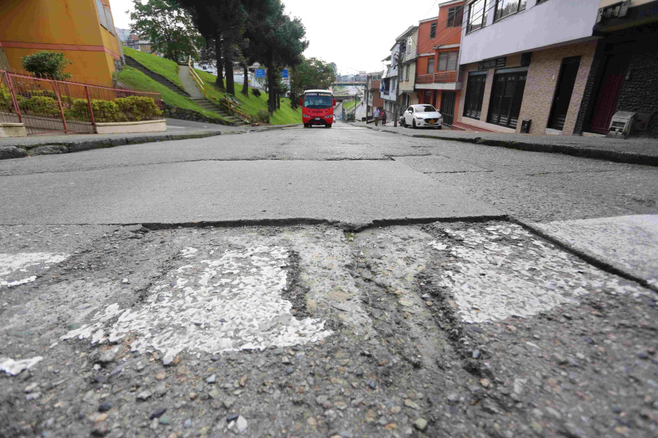 Piden reparaciòn de calle en  Linares