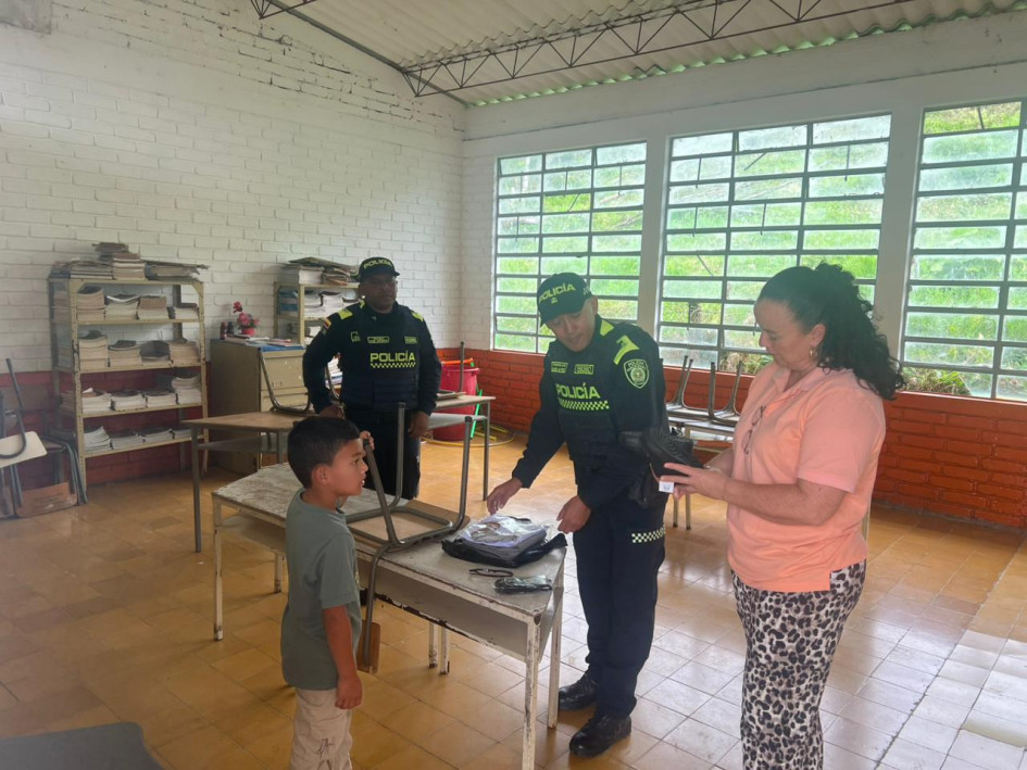 La entrega del uniforme ocurrió en la vereda La Quinta.