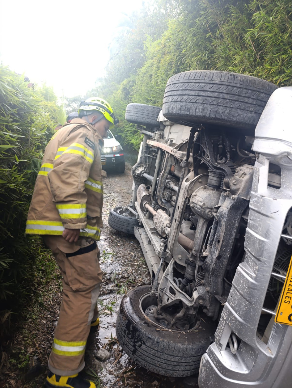 El carro se volcó lateralmente. Sin heridos. Atendió Bomberos de Villamaría.