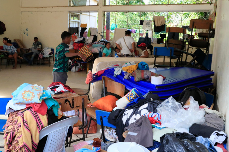 Las inundaciones en Córdoba dejan al menos 5 mil 100 familias damnificadas y 8 mil hectáreas de cultivos perdidas. En la foto, damnificados por la creciente del río Sinú permanecen en un albergue transitorio en la institución educativa Las Delicias este jueves, en Tierralta (Córdoba).