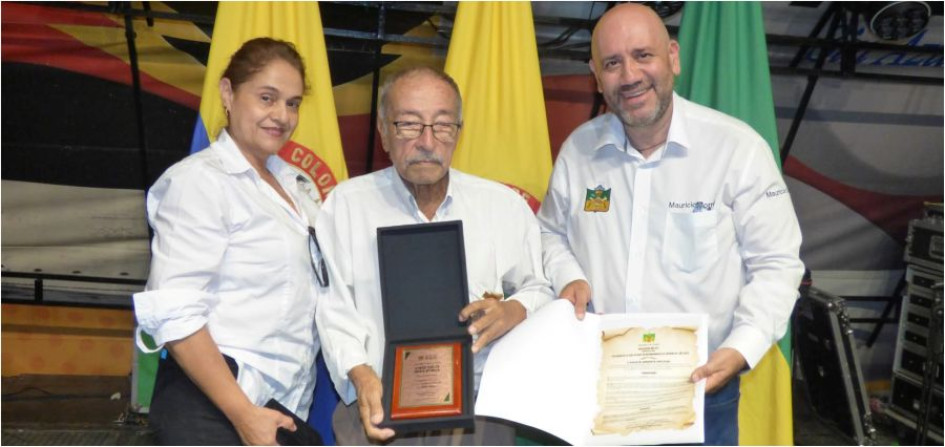 Jorge Eliécer Zapata Bonilla sosteniendo los reconocimientos que le entregó la Alcaldía, de manos del mandatario Héctor Mauricio Torres.