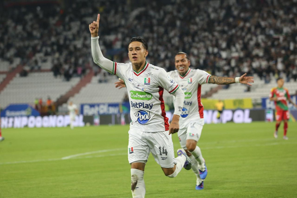 Jefry Zapata celebra con Dayro Moreno su gol ante Junior. Once Caldas ganó jugando bien y volvió al grupo de los ocho clasificados.
