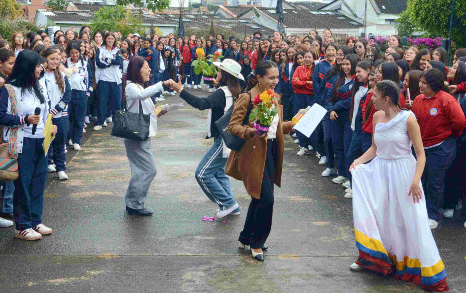 Estudiantes ENAE ganaron concurso Banco de la República.