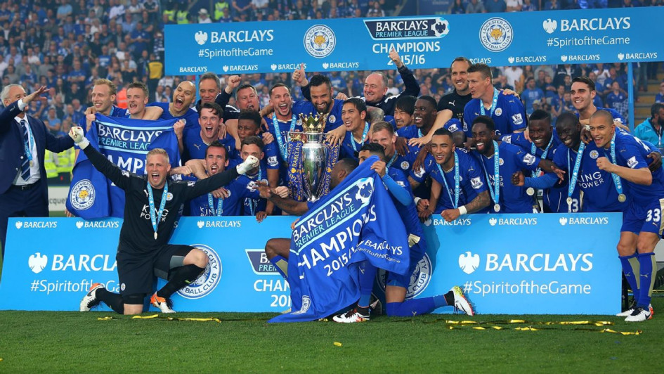 Un sorpresivo Leicester City ganó hace 10 años la Premier League. Ahora se hunde en la segunda división del fútbol inglés.