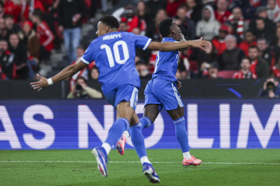 Vinicius Junior (d) del Real Madrid celebra un gol contra el Benfica durante el partido de ida del play-off de la Liga de Campeones entre el Benfica y el Real Madrid en Lisboa, Portugal, este 17 de febrero del 2026.