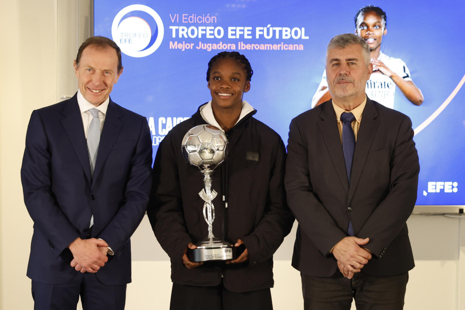 Linda Caicedo fue reconocida por la Agencia EFE como la mejor futbolista iberoamericana del 2025. En la foto la acompañan el director de Relaciones Institucionales del Real Madrid, Emilio Butragueño (i), y el presidente de EFE, Miguel Ángel Oliver.