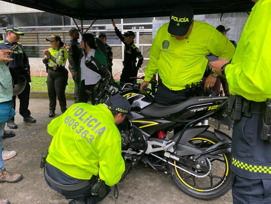 Autoridades realizaron la primera jornada gratuita de marcación, en la que 110 motocicletas fueron registradas para prevenir su hurto en Armenia.