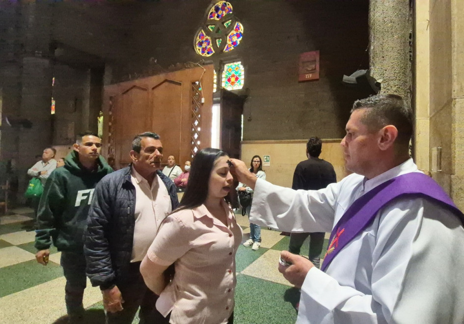 Una visitante de otro departamento dijo que le conmueve el fervor con el que se vive el Miércoles de Ceniza en Manizales. Así lo sienten desde la Catedral.