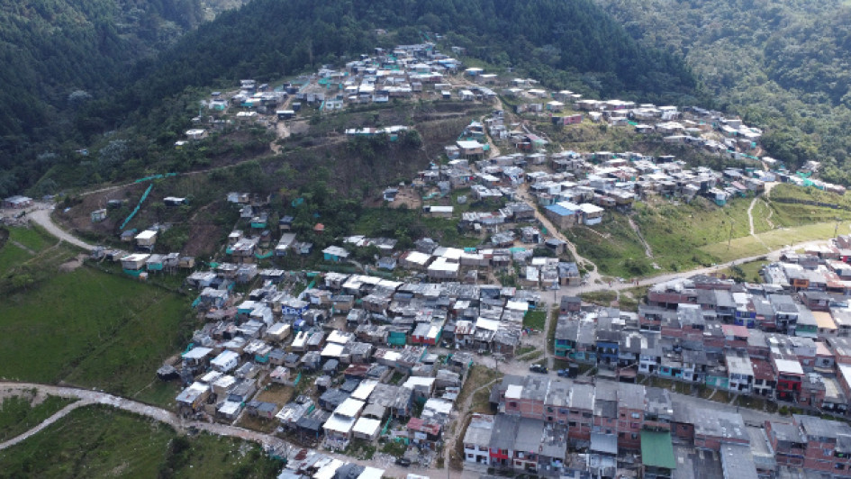 Un tribunal ordenó estudios de riesgo y suministro de agua potable para 600 viviendas en cuatro asentamientos irregulares ubicados en el norte de Manizales. En la foto, el aspecto de Altos de Samaria en el 2023.