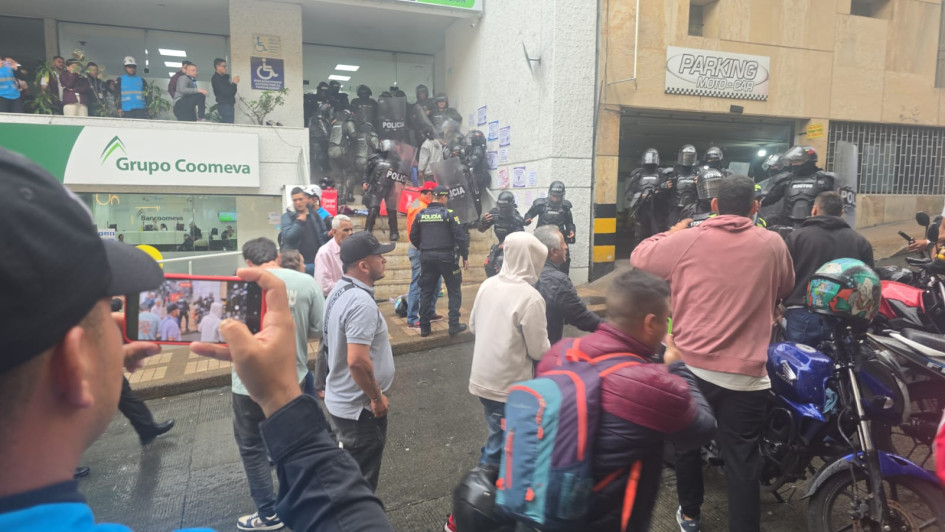 Domiciliarios protestaron en Manizales ante la falta de un acuerdo con Rappi para lograr mejores tarifas. La Alcaldía reportó que hubo una retención ilegal. Hay bloqueo de vías en la ciudad.