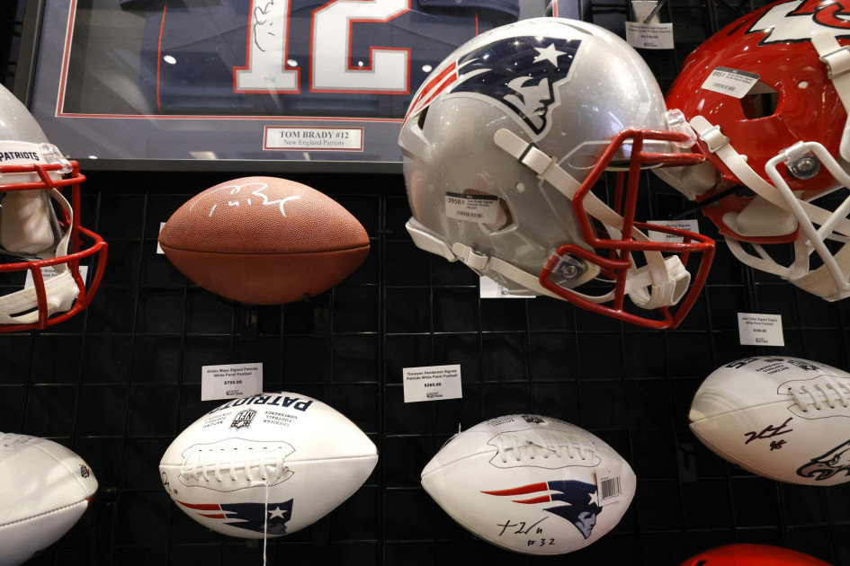 Productos de los New England Patriots se exhiben en la tienda oficial del Super Bowl de la NFL en el Centro de Convenciones Moscone en San Francisco, California, EE. UU.