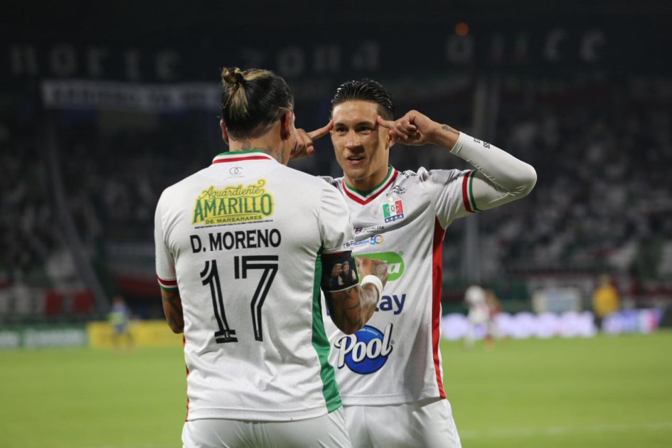 El técnico Hernán Darío Herrera y el arquero Joan Felipe Parra destacaron la victoria 2-1 del Once Caldas ante Junior. Resaltaron el trabajo táctico y el esfuerzo colectivo del equipo. En la foto, Jefry Zapata celebra su gol, el primero de la noche, con Dayro Moreno.